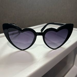 🖤Betsey Johnson Heart-Shaped Sunnies 🖤